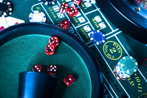 Capsa Susun table interface showing three hand positions and player cards